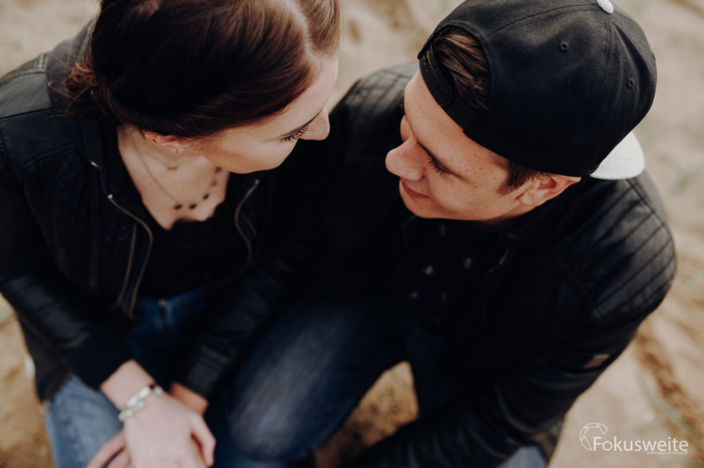 Paarfoto Eutin Pärchen schaut sich an