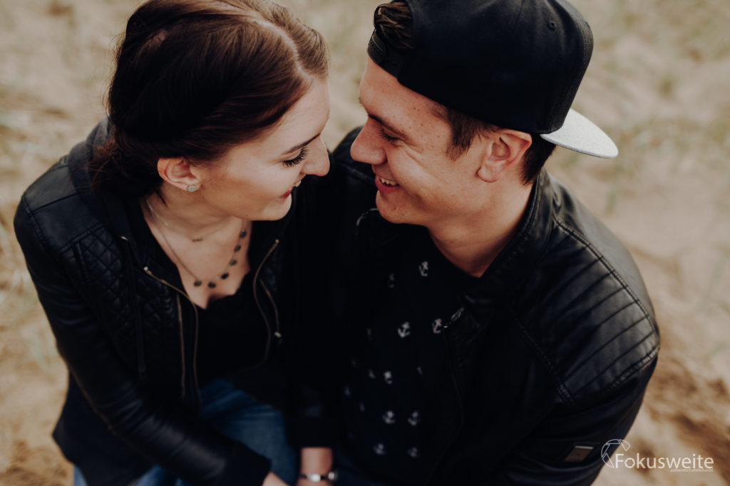 Paarfoto draußen in Ostholstein.