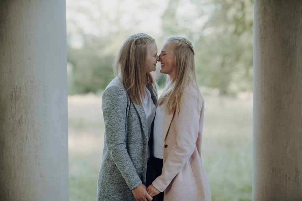 Paarfoto Hand in Hand in Eutin im Sonnentempel am Schloss
