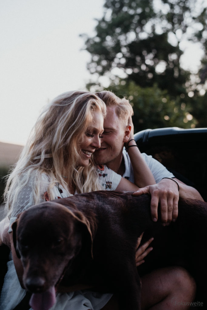 Paarfotografie im Sonnenuntergang bei Kiel auf dem Pickups
