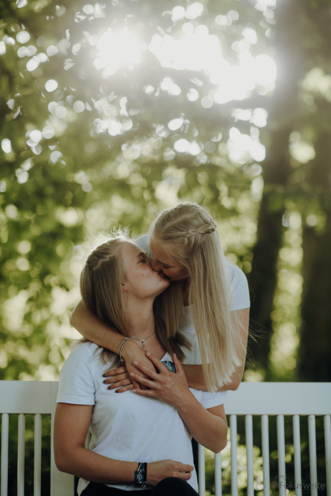 Paarfoto mit Kuss am Schloss von Eutin