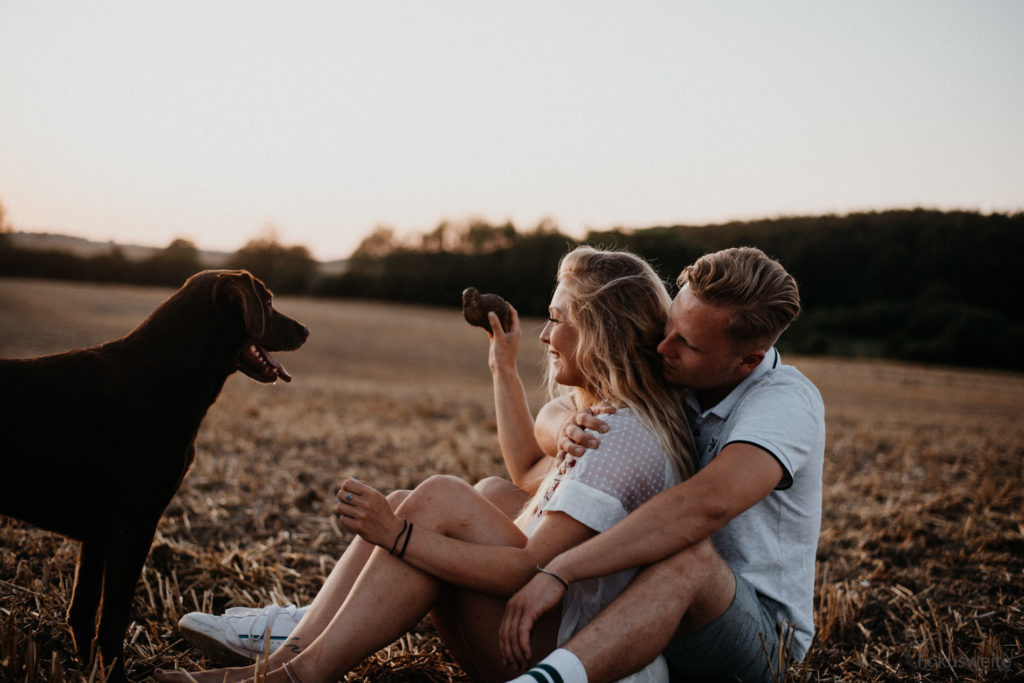 Paarfotografie im Sonnenuntergang bei Kiel mit Hund
