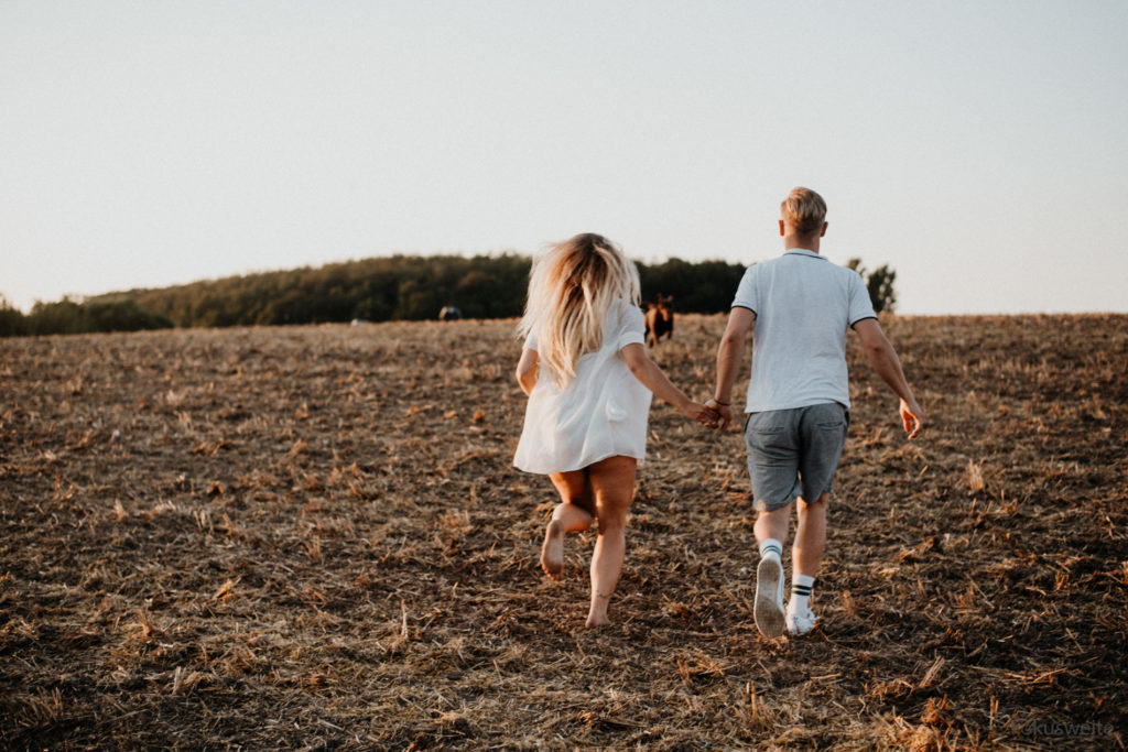 Paarfotos schleswig Holstein Hand in Hand auf dem Feld