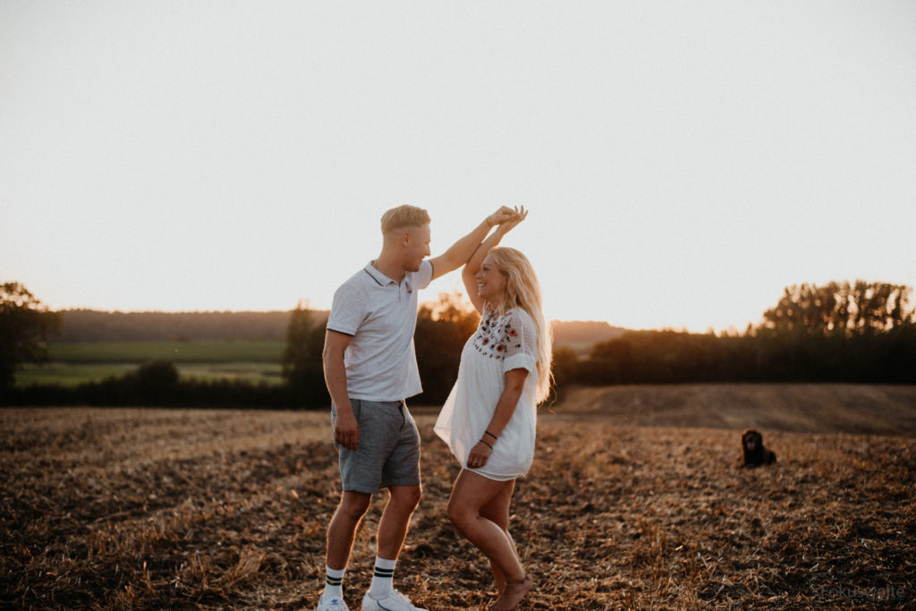 Paar tanzt im Sonnenuntergang - Paarfotograf Fokusweite