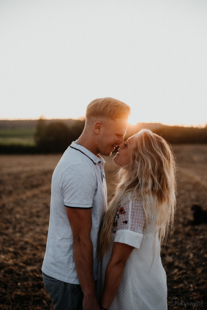 Paarfotografie im Sonnenuntergang bei Kiel Kuss