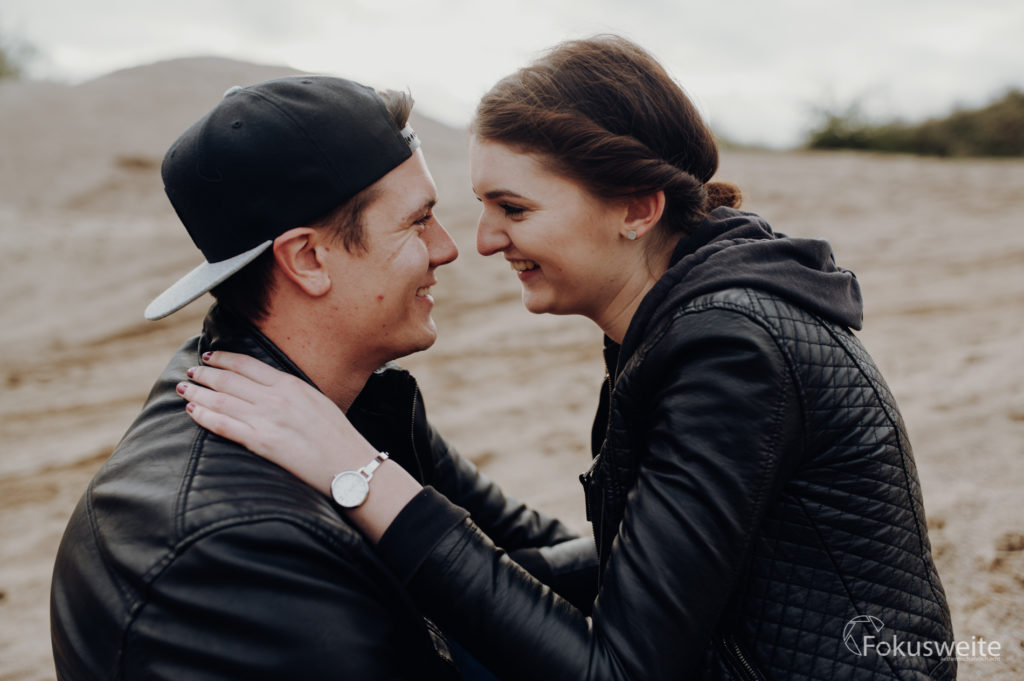 Paarfotos in Malente Paar blickt sich in die Augen