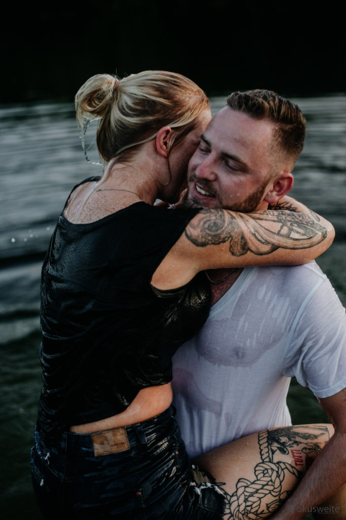 Paarfotografie Umarmung am See in Eutin
