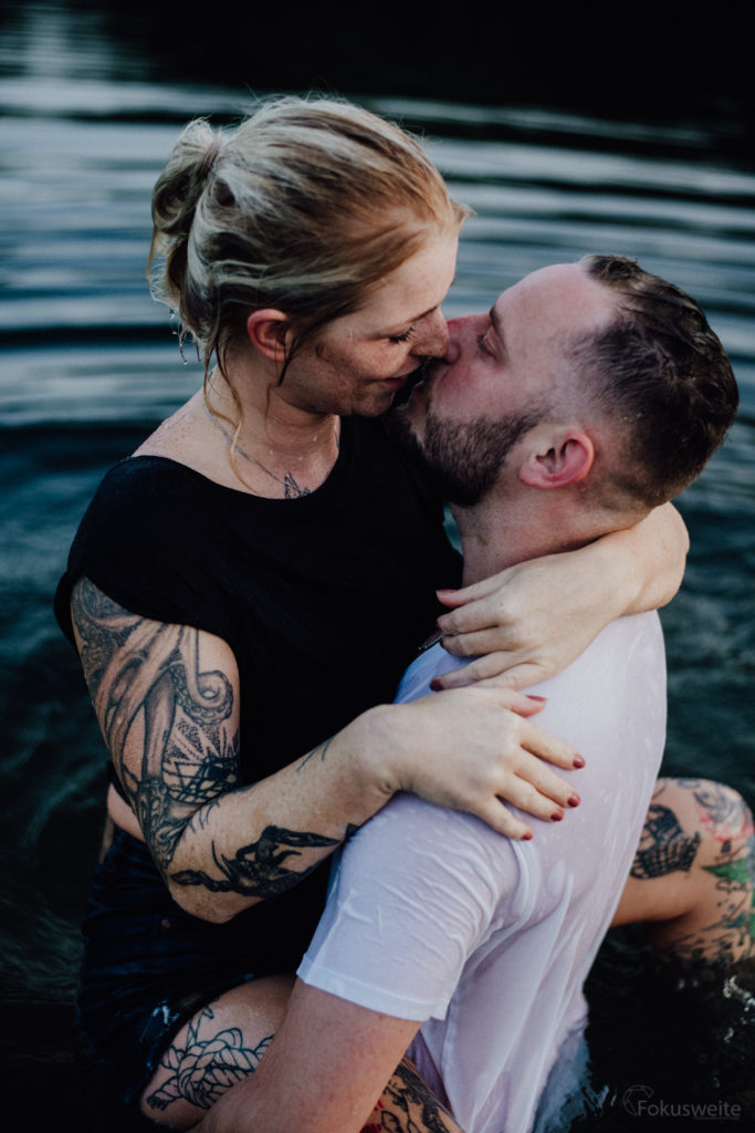 Kuss beim Paarshooting Paarfotograf aus Eutin für Ostholstein