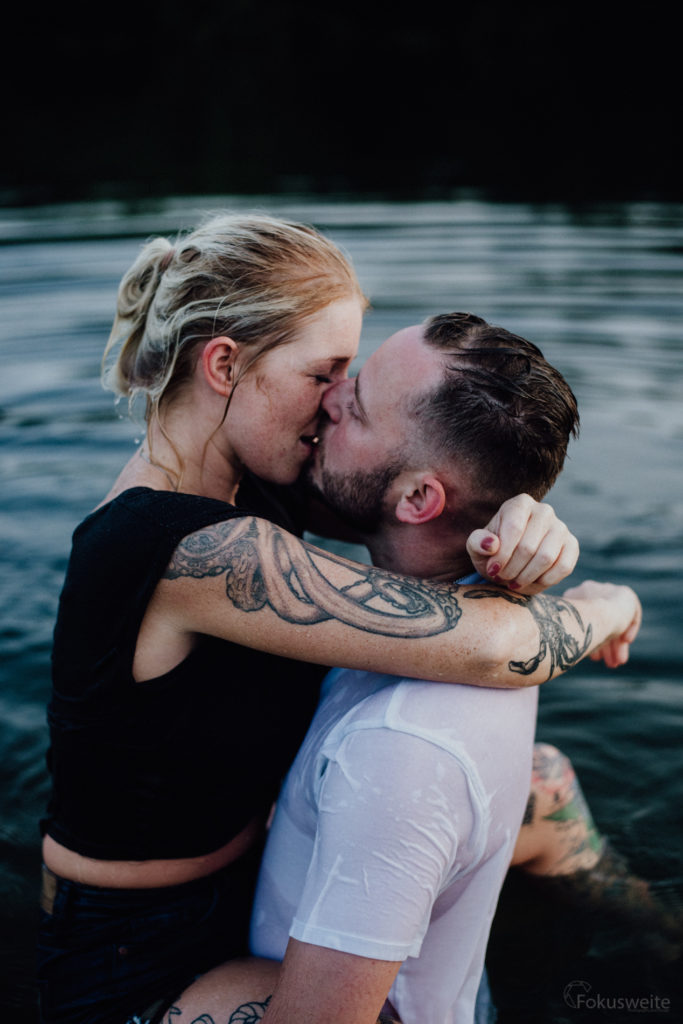 Paarfotoshoot am See nähe Eutin bei Sonnenuntergang
