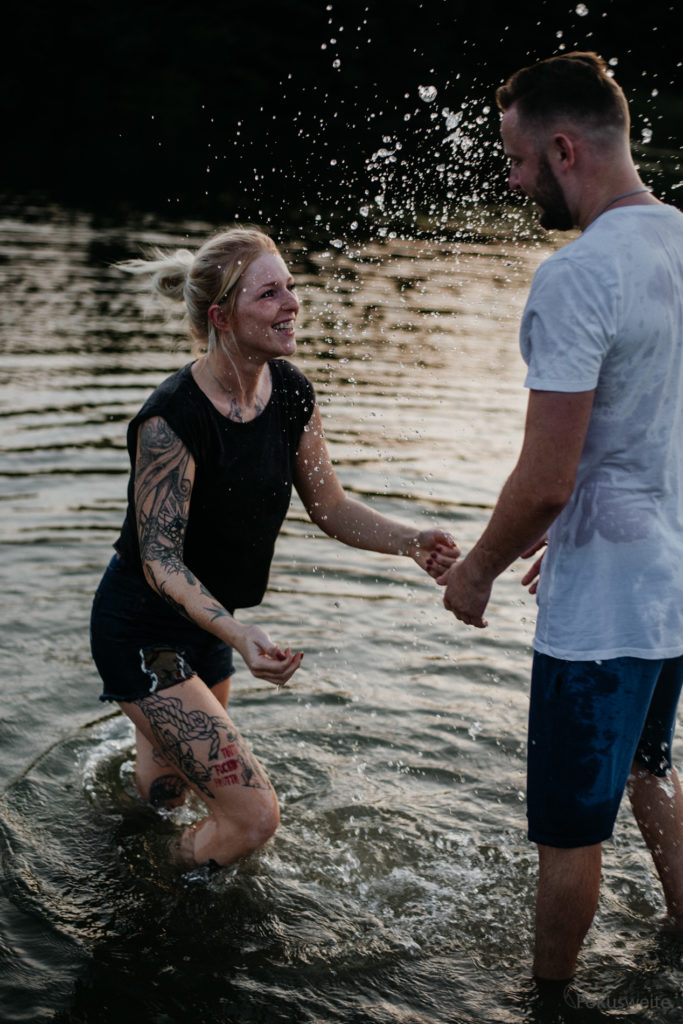Paarfotografie im Sonnenuntergang am See Eutin