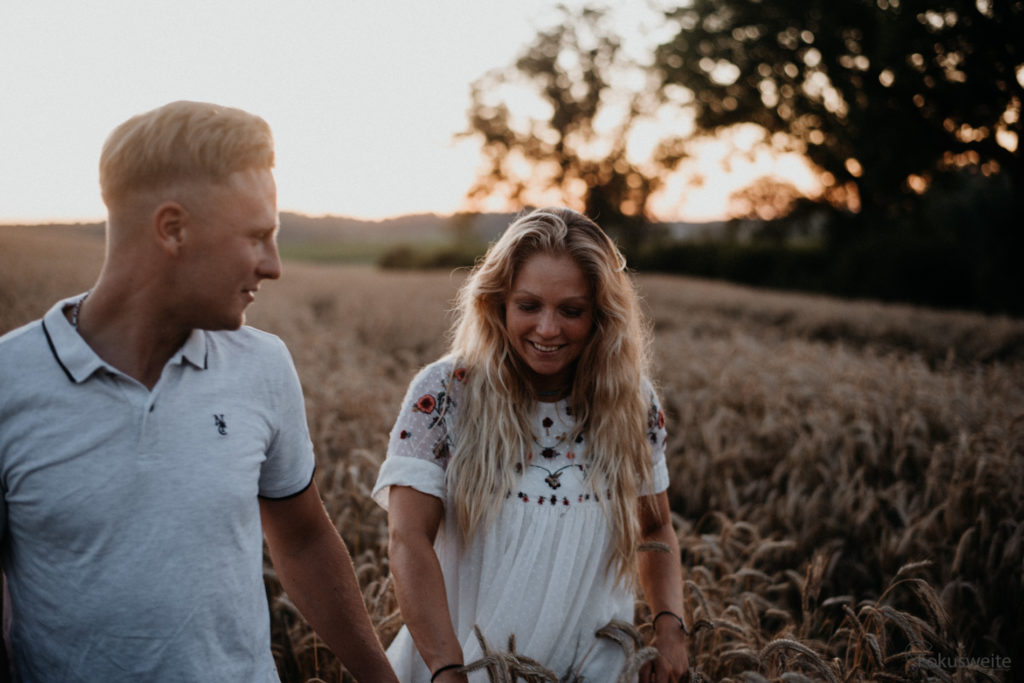Paarfotografie Kiel auf dem Feld