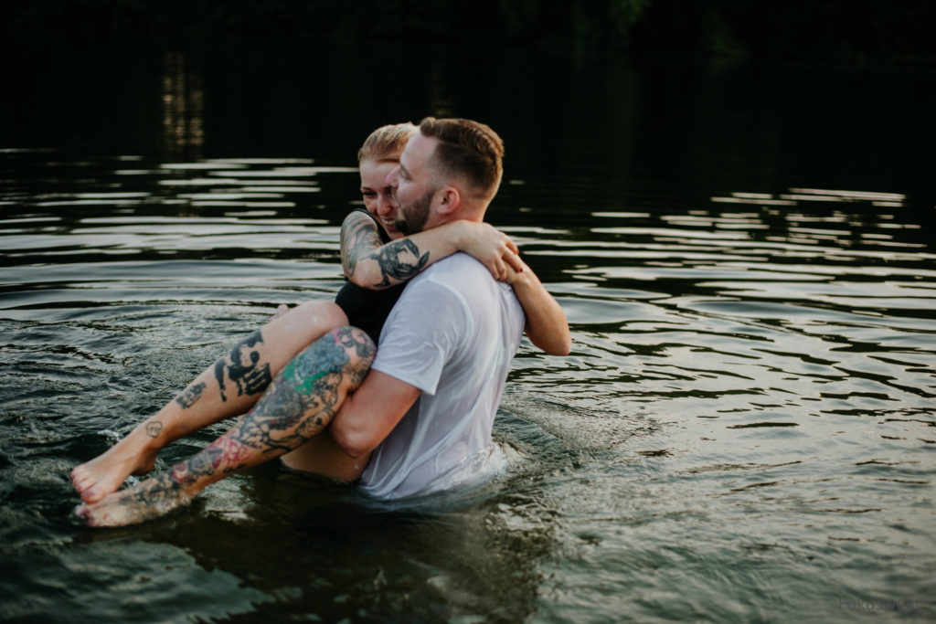 Paarfotografie auf dem Arm im See