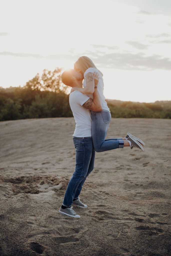 Pärchenfotos tanzen im Sonnenuntergang nähe Eutin