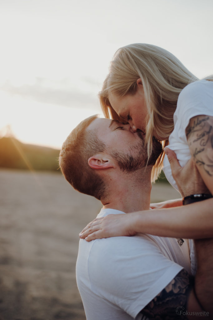 Paarfotografie Kuss im Sonnenuntergang