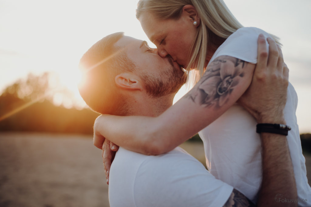 Eutin Paarfoto mit Kuss im Sonnenuntergang