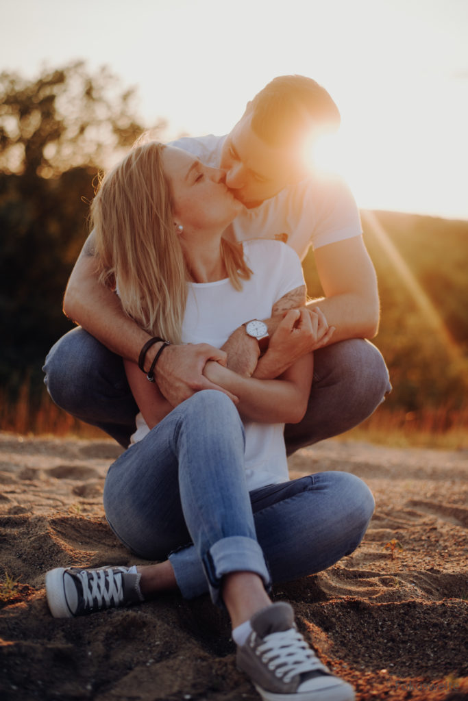 Paarfoto Eutin Closeup Kuss im Sonnenuntergang