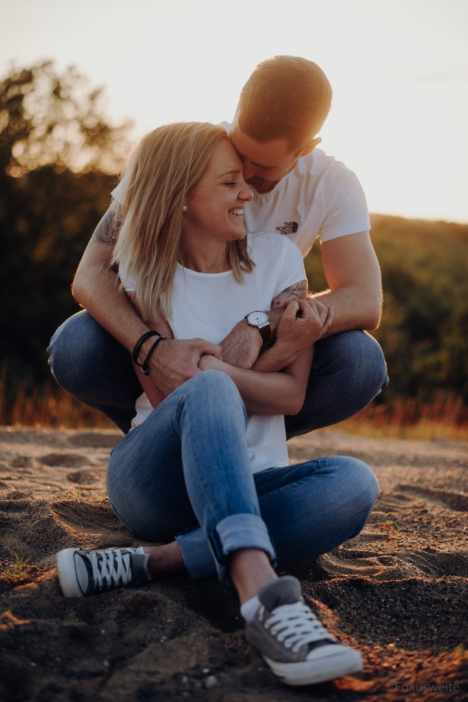 Pärchenfoto im Gegenlicht Umarmung