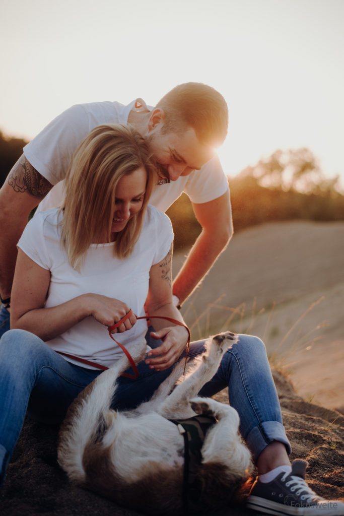 Paarfotos im Sonnenuntergang im traumhaften Gegenlicht