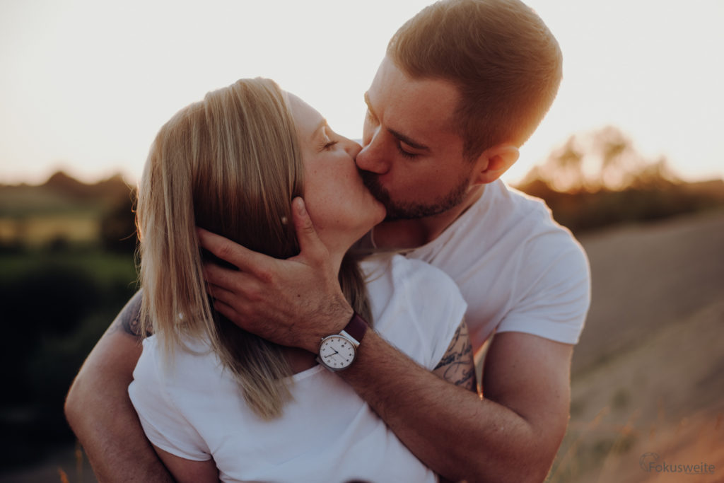 Kuss im Sonnenuntergang Paarfotografie in der nähe von Eutin