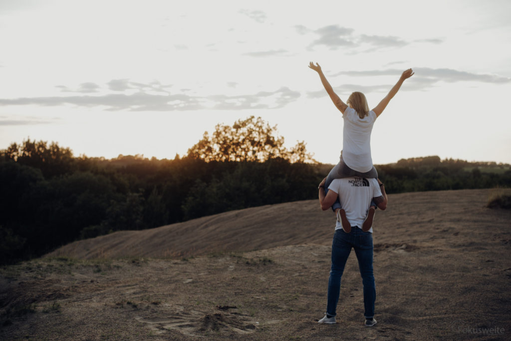 Paarfotografie Ostholstein - auf deinen Schultern