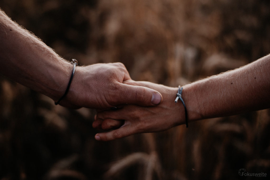 Detailaufnahme der Hände Paarshooting in Kiel