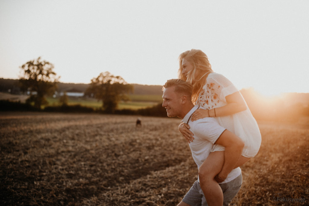 Paarshooting Aktion Kiel Huckepack Paarfotograf aus Eutin