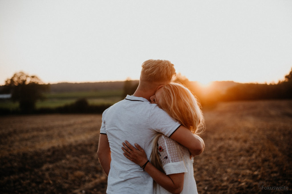 Paarfoto aus Paarshooting im Sonnenuntergang