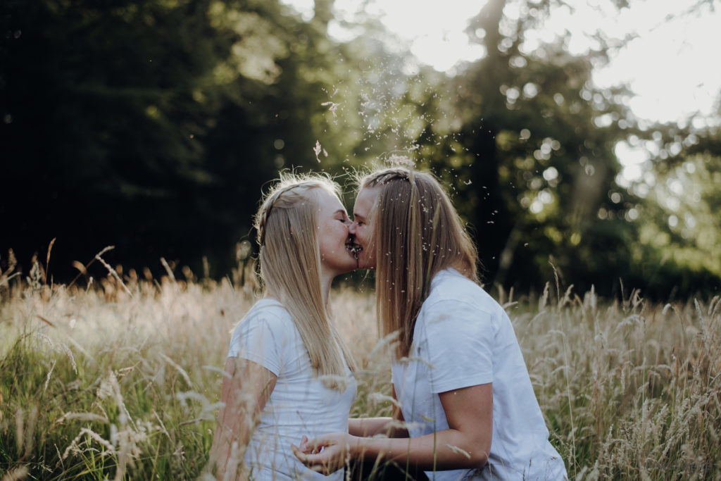 Schlosspark Eutin Paar küsst sich auf der Wiese am Schloss