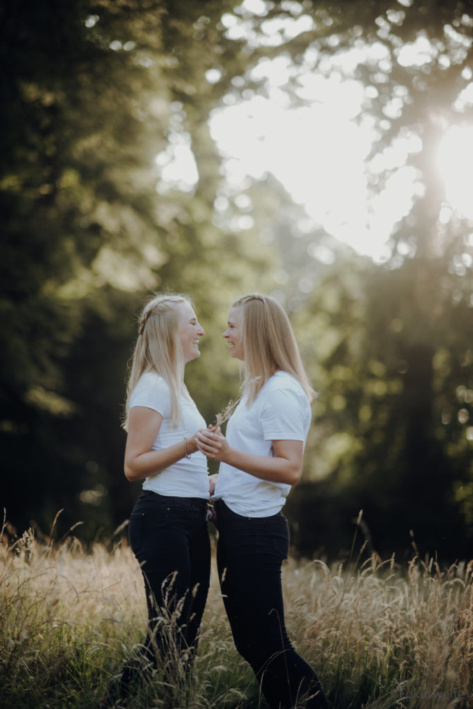 Pärchenfoto draußen im Schlosspark Eutin