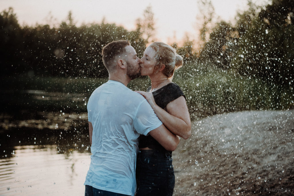 Paarshoot am See bei Eutin mit Wassereffekt