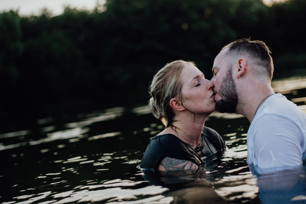 Paarshooting im Wasser Paarfotografie aus Eutin