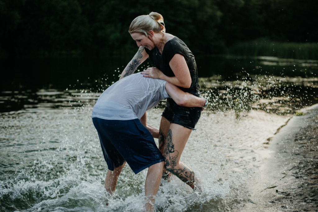 Paarfotografie in Eutin am See Paarshooting Wasserspaß
