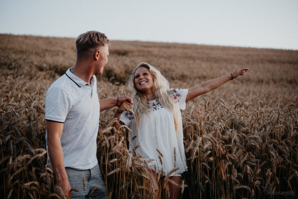 Paarshooting Kiel Sonnenuntergang auf dem Feld