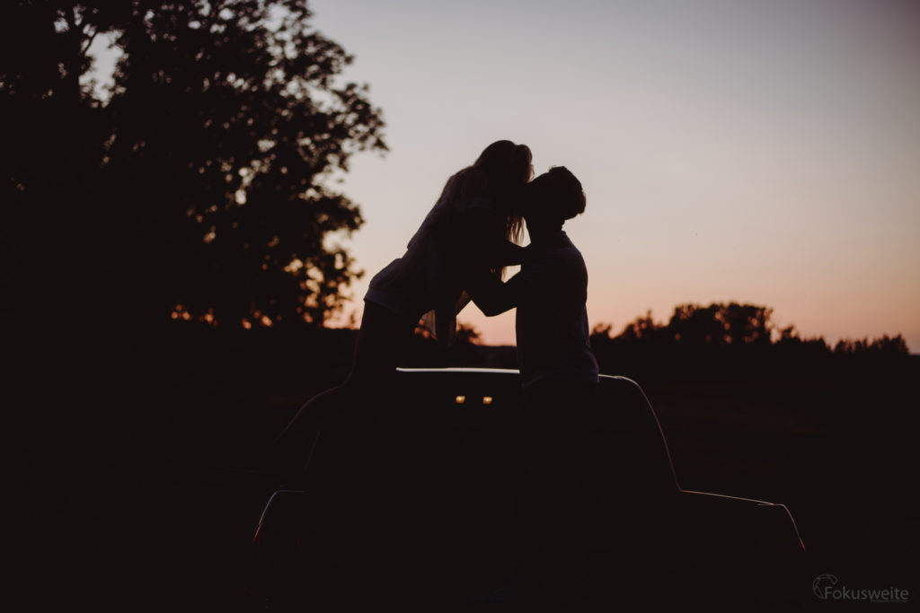 Paarfotografie im Sonnenuntergang bei Kiel