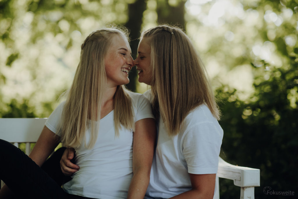 Kuss auf der Bank im Schlosspark
