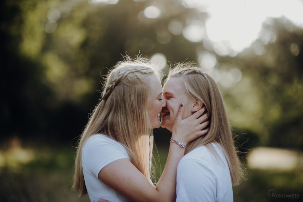 Kuss Paar im Schlossgarten