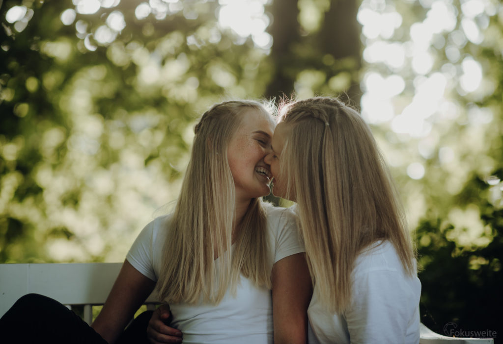Paarfoto im Schlossgarten Freundin Kuss
