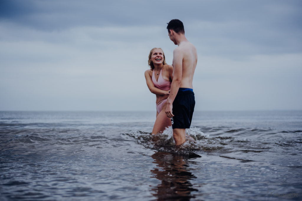Paarfoto in der Ostsee in den Wellen