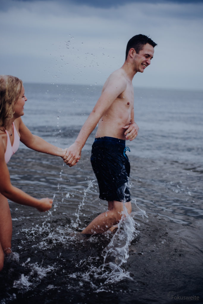 Paarfotografie an der Ostsee im Meer