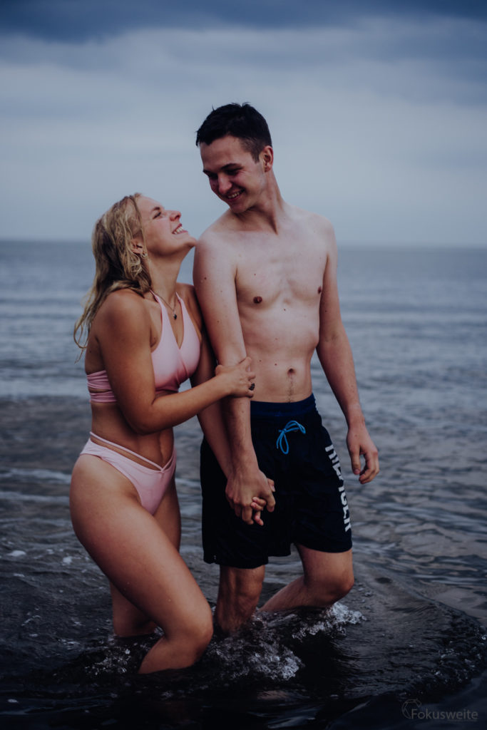 Paarfotoshooting an der Ostsee im Meer