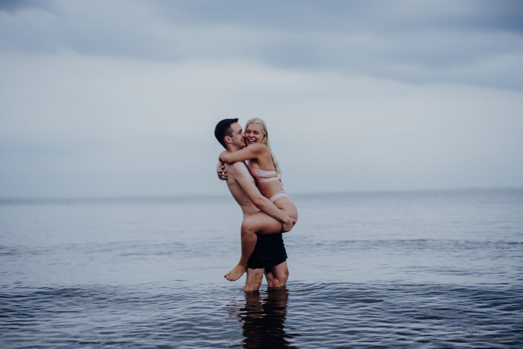 Paarfotografie am Meer am Strand von Grömitz