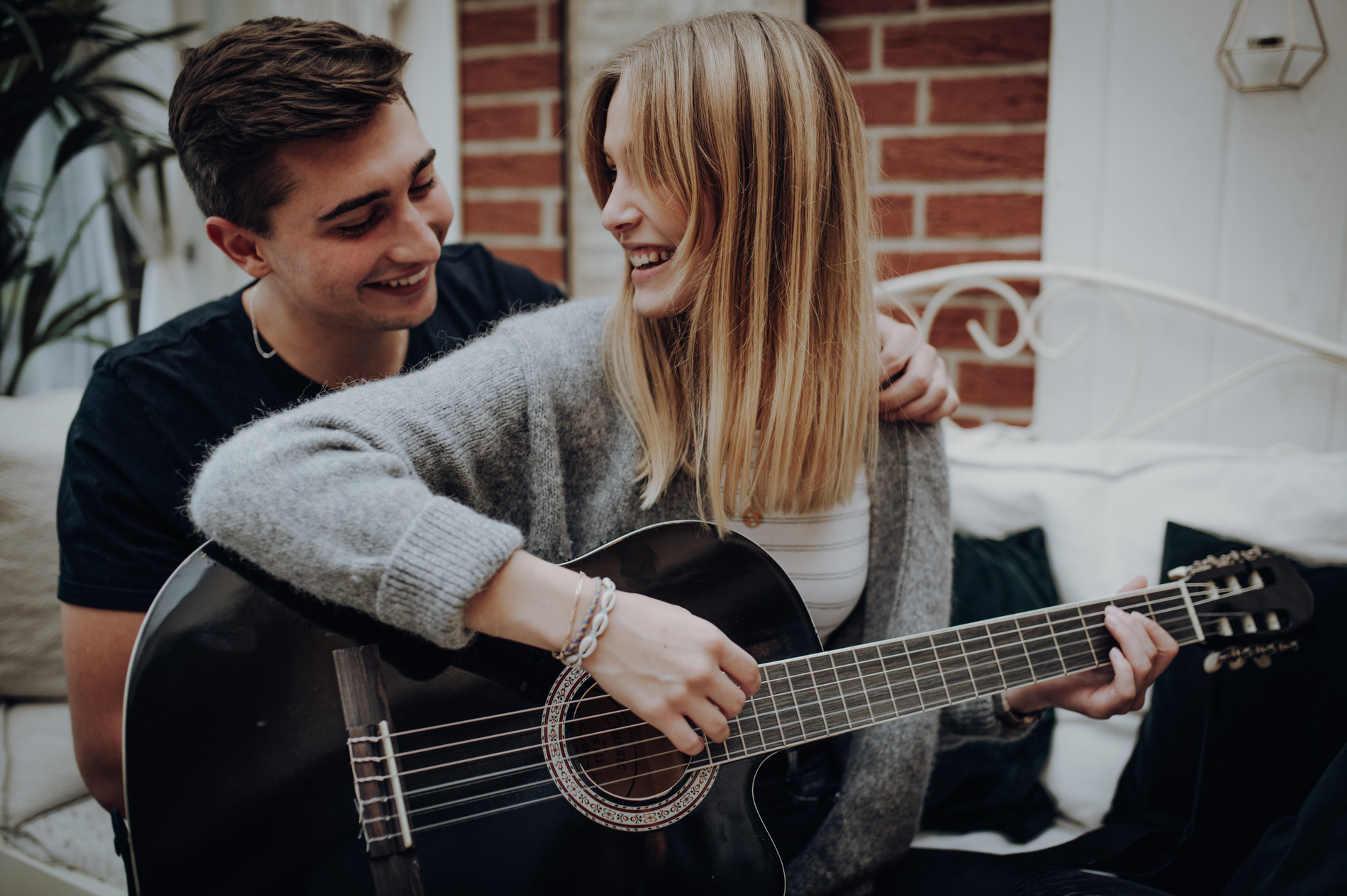 Studio Homestudio Paarfotograf aus Eutin fotografiert Paar Gitarre